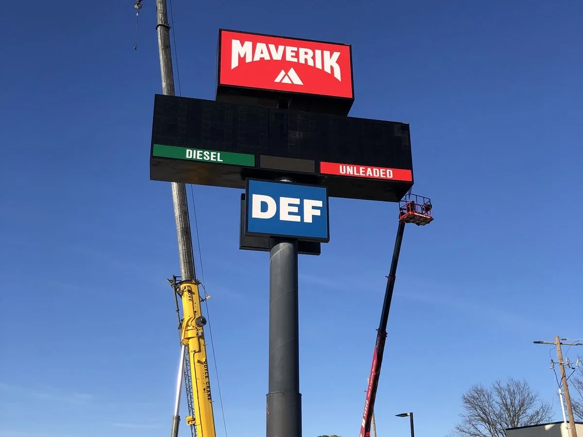 Seiz Sign Company crane truck and bucket lift setting a Maverik pole sign in Arkansas