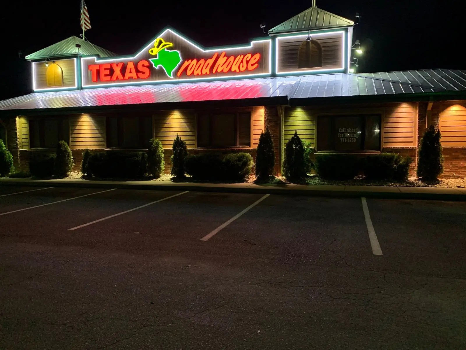 Illuminated Texas Roadhouse channel letters lit at night, provided and installed by Seiz Sign Company