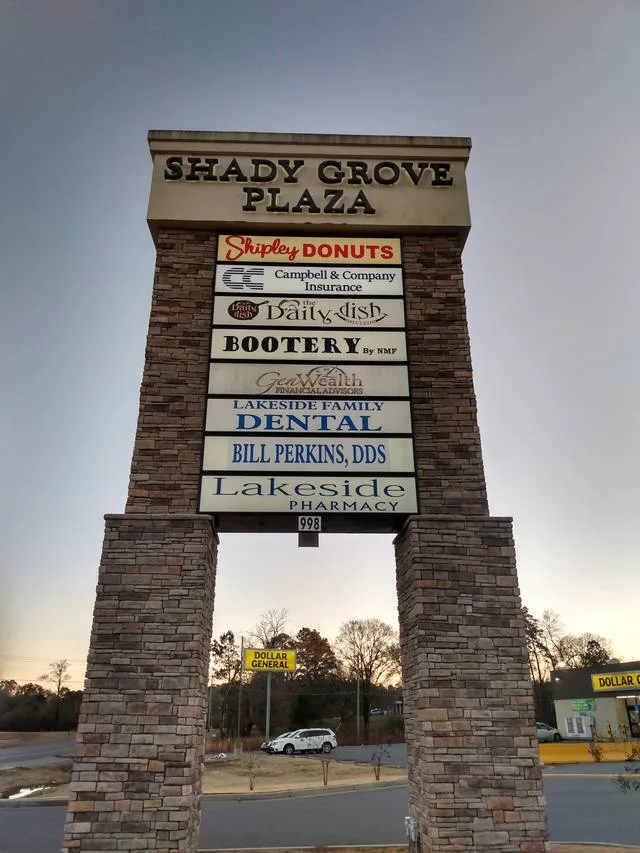 Shady Grove Plaza - Pole & Pylon Signs by Seiz Sign Company